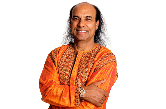 Szexuális zaklatásért kell fizetnie a Bikram jóga atyjának