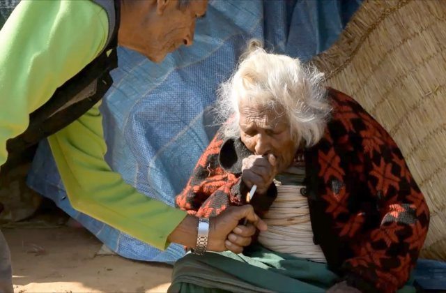 Épp rágyújt a 112 éves nagyi