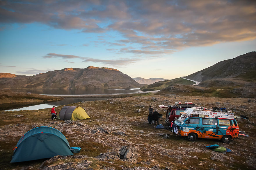 50 országot utaztak körbe napi 8 dollárból