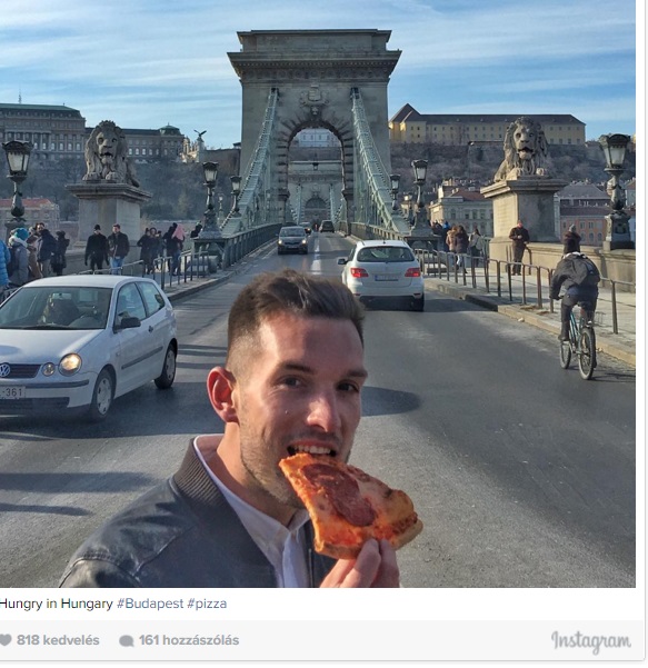 A világ minden táján pizzát rendel ez a helyes pasi - képek