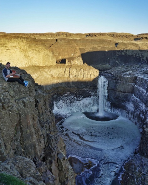 A világ minden táján pizzát rendel ez a helyes pasi - képek