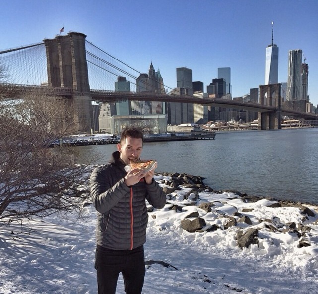 A világ minden táján pizzát rendel ez a helyes pasi - képek