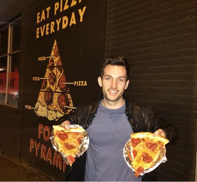 A világ minden táján pizzát rendel ez a helyes pasi - képek