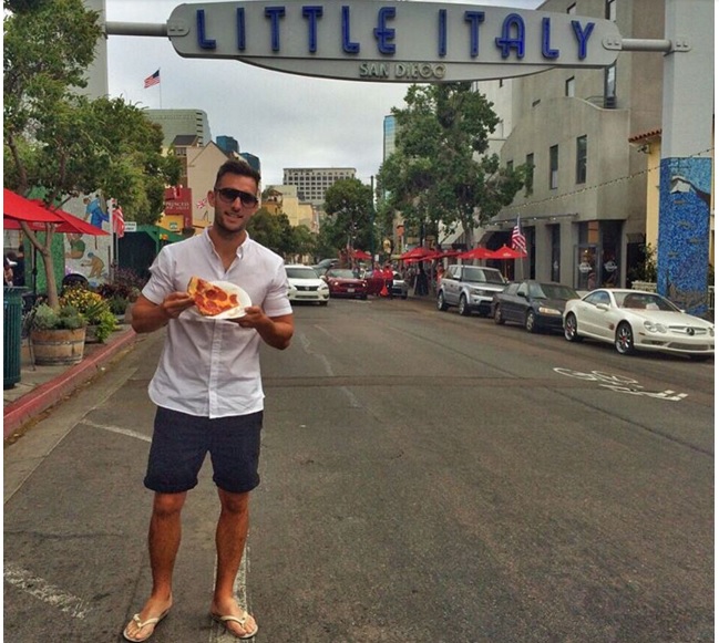 A világ minden táján pizzát rendel ez a helyes pasi - képek