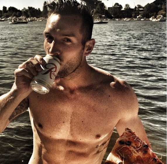 A világ minden táján pizzát rendel ez a helyes pasi - képek