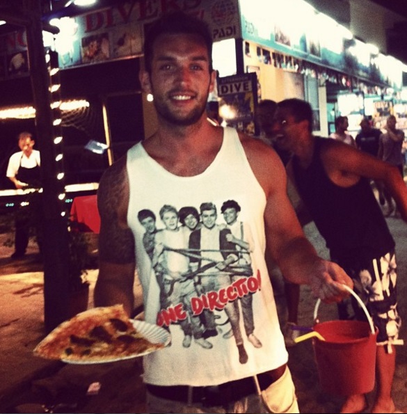 A világ minden táján pizzát rendel ez a helyes pasi - képek