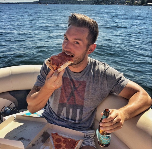 A világ minden táján pizzát rendel ez a helyes pasi - képek