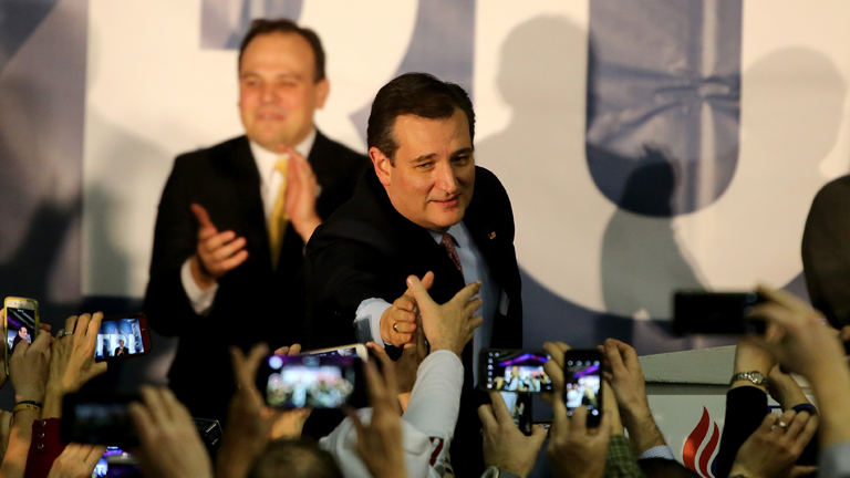 Ted Cruz fogadja egyik támogatója gratulációját Iowában