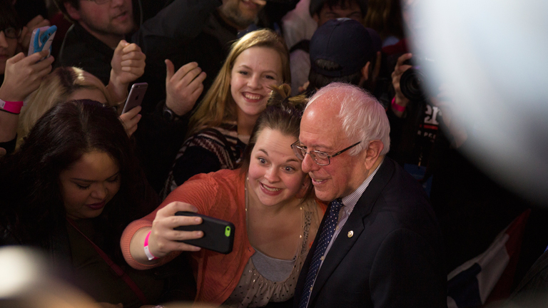 Készül a Sanders-szelfi: a vermonti szenátor nagyon népszerű a fiatalok között