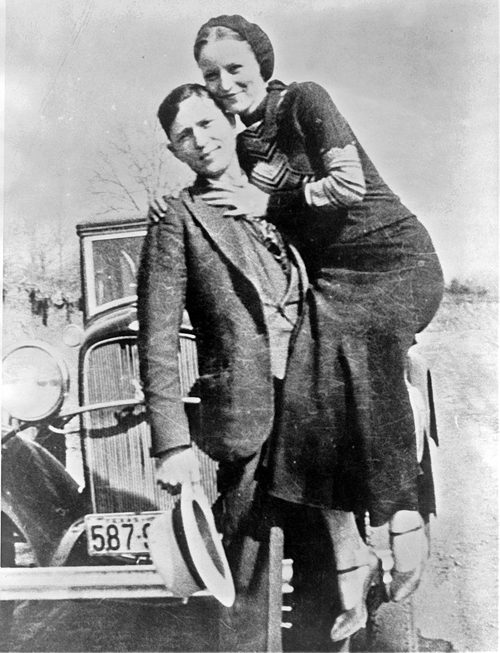 Bonnie, Clyde és a híres Ford V8, amiben szitává lőtték őket