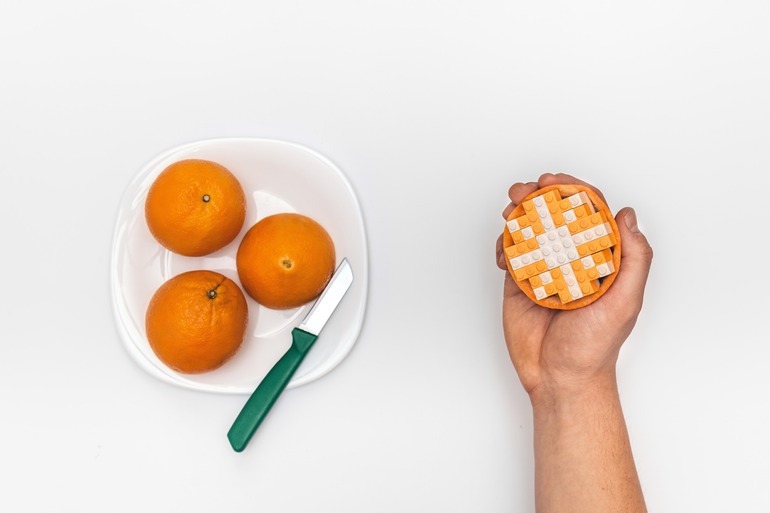 Mindennapi tárgyaink helyén néhány kocka LEGO - izgalmas fotósorozat