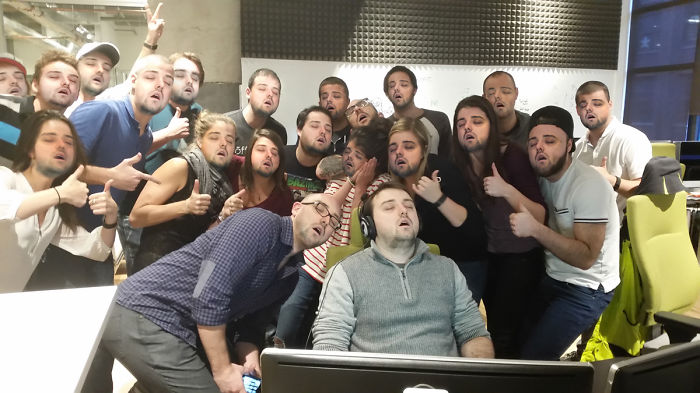 A nap sztárja lett a munka közben elalvú srác - vicces fotók