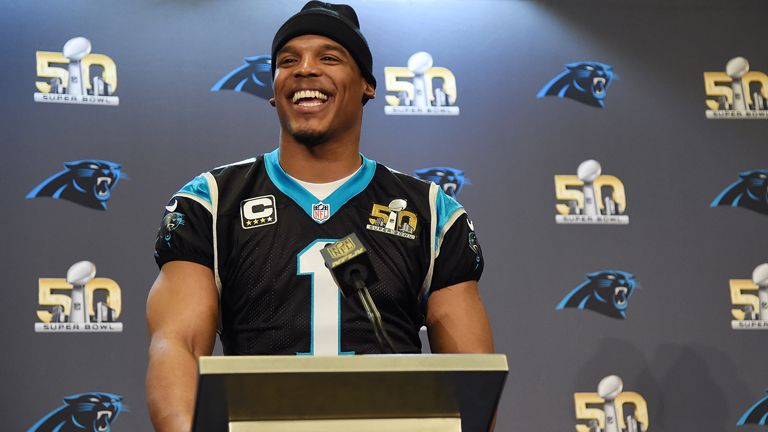 ...kisportolt férfiak. A képen Cam Newton, a Carolina Panthers irányítója látható. A bicepszével együtt.