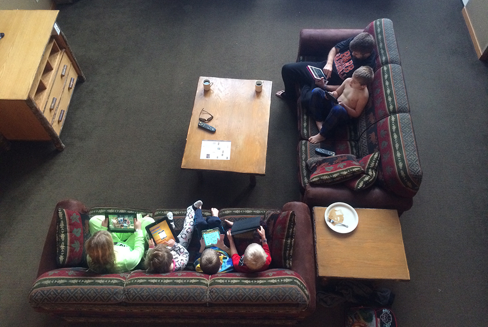 A gyerekeid úgy figyelnek, mint a Nagy Testvér, ezt sose felejtsd el!