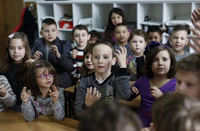 Az egész osztály megtanulta a jelnyelvet a siket kisfiú miatt