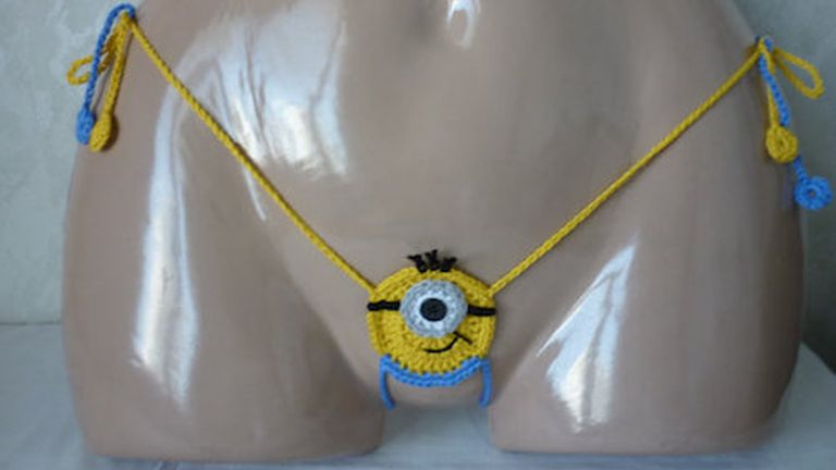 Nagyi alul befoltozza, és kész  bikini