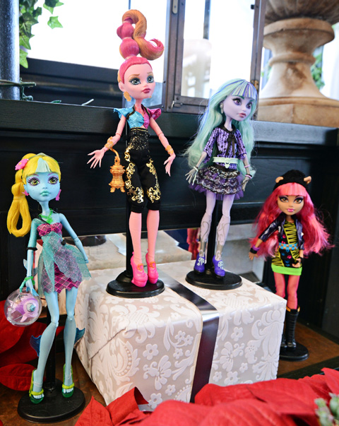 Kihívóan villogtatják fröccsöntött bokáikat a Monster High babák