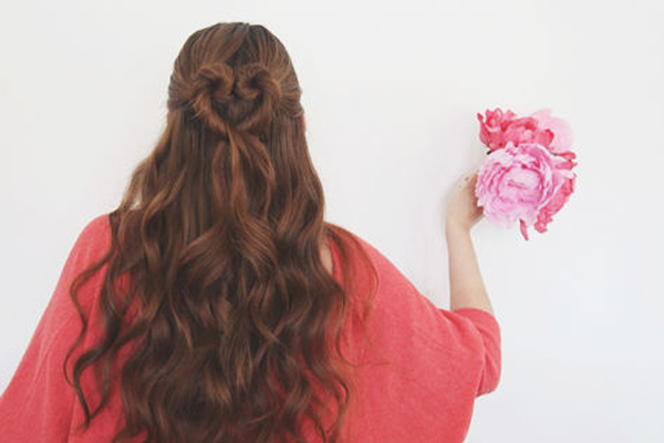 Valentin-nap: készíts szívecske formájú kontyot! Valentin-nap: készíts szívecske formájú kontyot!