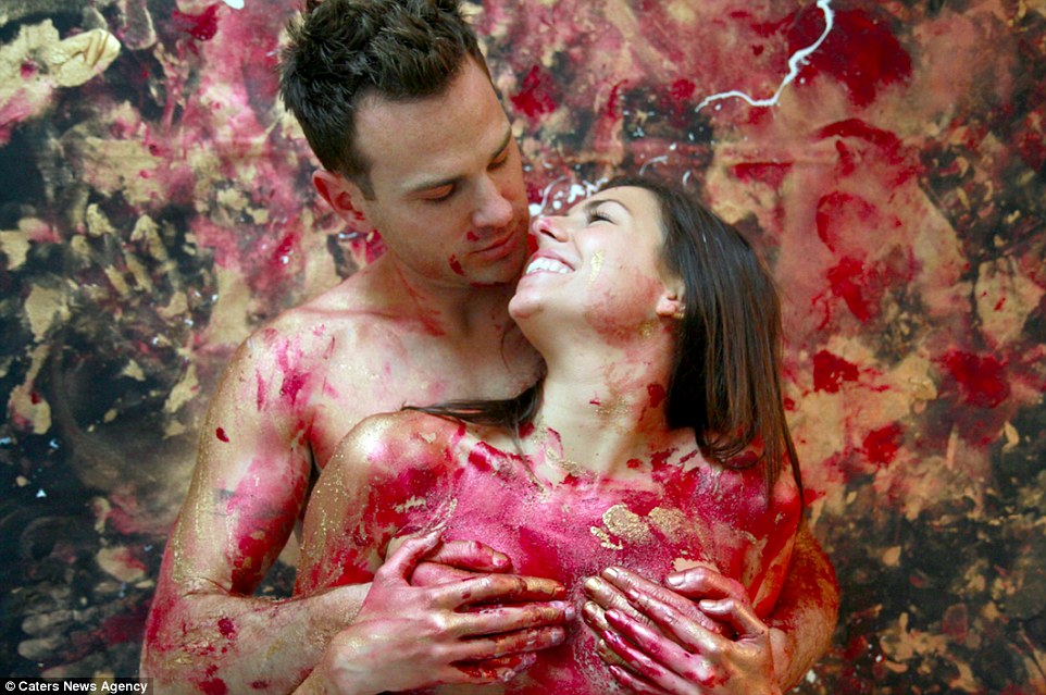 Összefestékezik egymást szex előtt a szerelmesek - fotók Összefestékezik egymást szex előtt a szerelmesek - fotók