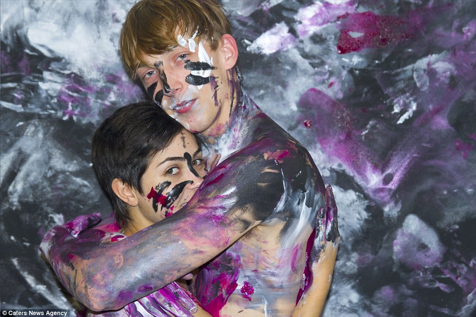 Összefestékezik egymást szex előtt a szerelmesek - fotók Összefestékezik egymást szex előtt a szerelmesek - fotók