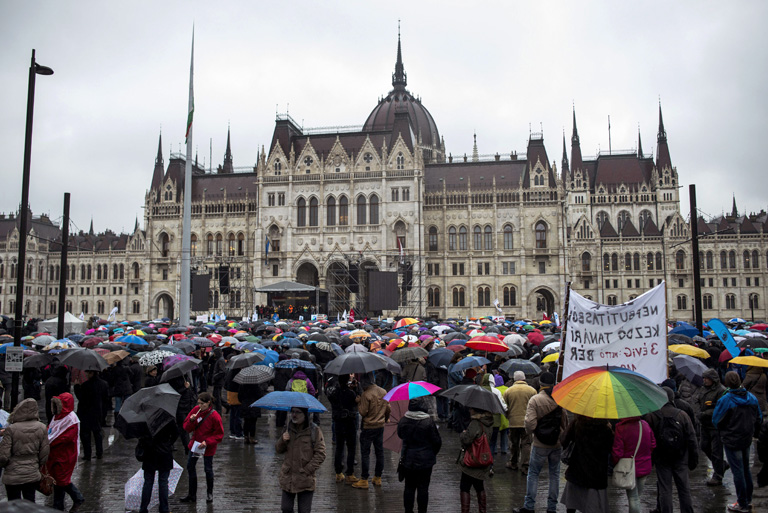 Tüntető pedagógusok a Parlament előtt (Fotó: MTI)