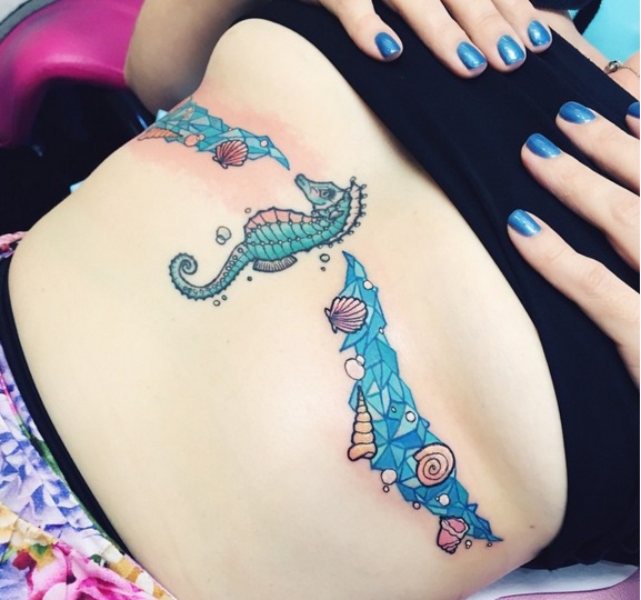 Elképesztő sellős tetkók földi hableányoknak - fotók