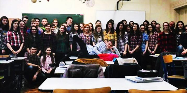 Egyre többen támogatják a kockás inges tiltakozókat