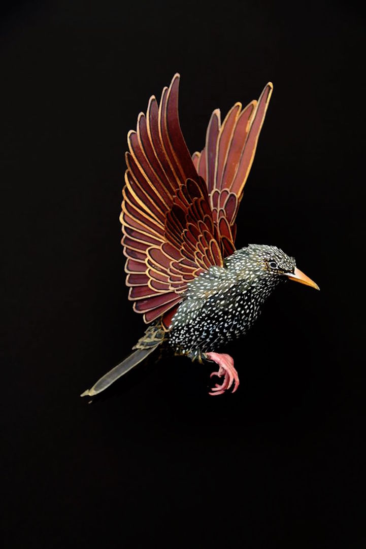 Lélegzetelállító papírállatokat készít egy művész Lélegzetelállító papírállatokat készít egy művész