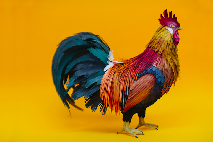 Lélegzetelállító papírállatokat készít egy művész Lélegzetelállító papírállatokat készít egy művész