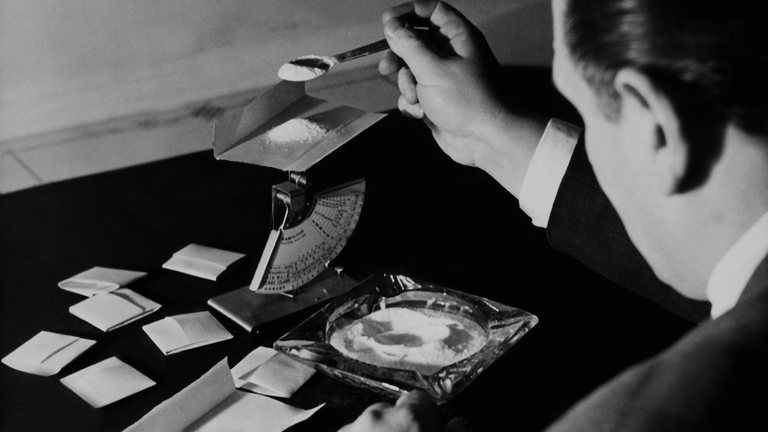 Egy férfi heroint csomagol kisebb adagokba (1940)