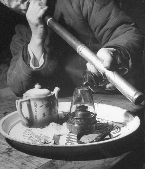 Ópiumpipa, használat közben