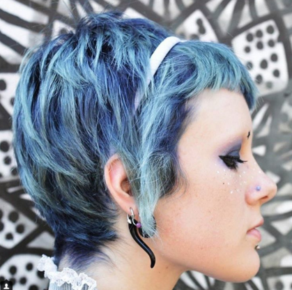 Farmerszínű tincsek az új hajtrend - képek Farmerszínű tincsek az új hajtrend - képek