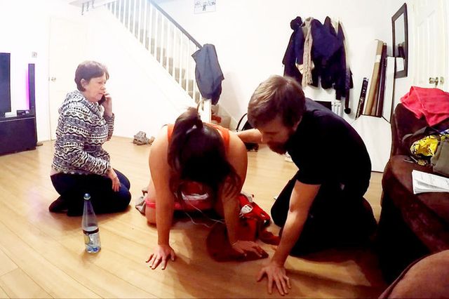 Íme az apa, aki világra segítette a saját gyerekét a nappali padólján Íme az apa, aki világra segítette a saját gyerekét a nappali padólján