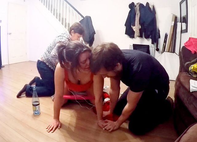 Íme az apa, aki világra segítette a saját gyerekét a nappali padólján Íme az apa, aki világra segítette a saját gyerekét a nappali padólján