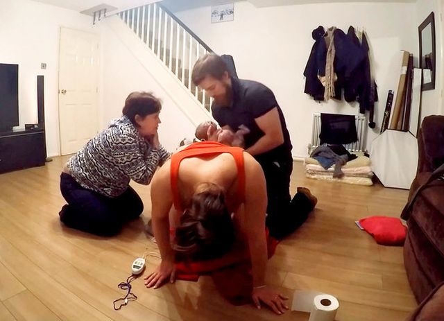 Íme az apa, aki világra segítette a saját gyerekét a nappali padólján Íme az apa, aki világra segítette a saját gyerekét a nappali padólján