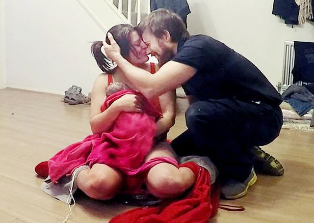 Íme az apa, aki világra segítette a saját gyerekét a nappali padólján Íme az apa, aki világra segítette a saját gyerekét a nappali padólján