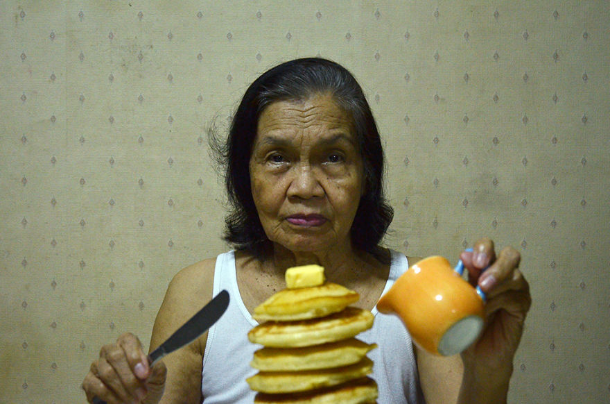 Nagymamájával közös fotókkal dolgozza fel édesapja elvesztését a fiatal lány Nagymamájával közös fotókkal dolgozza fel édesapja elvesztését a fiatal lány