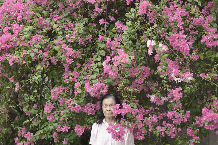 Nagymamájával közös fotókkal dolgozza fel édesapja elvesztését a fiatal lány Nagymamájával közös fotókkal dolgozza fel édesapja elvesztését a fiatal lány