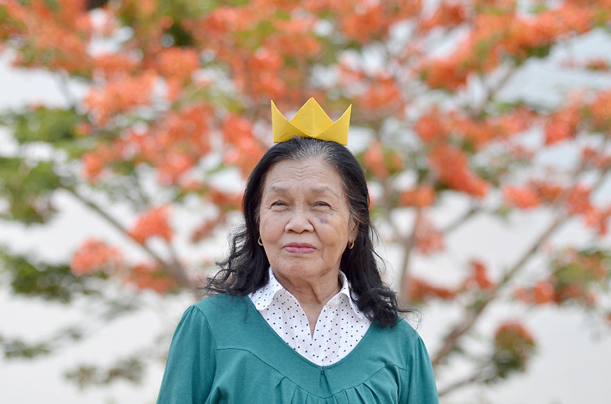 Nagymamájával közös fotókkal dolgozza fel édesapja elvesztését a fiatal lány Nagymamájával közös fotókkal dolgozza fel édesapja elvesztését a fiatal lány