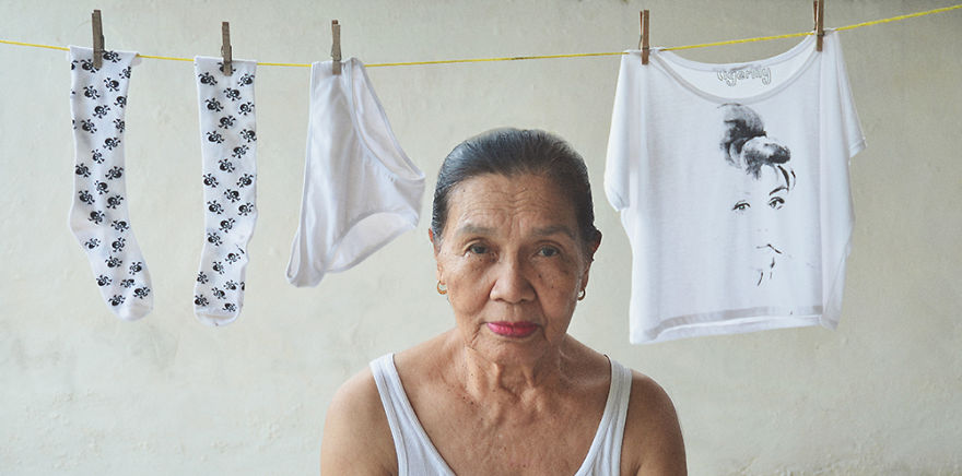 Nagymamájával közös fotókkal dolgozza fel édesapja elvesztését a fiatal lány Nagymamájával közös fotókkal dolgozza fel édesapja elvesztését a fiatal lány