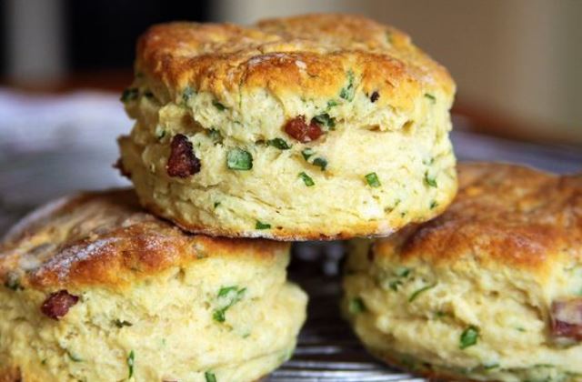 Medvehagymás-baconös pogácsa