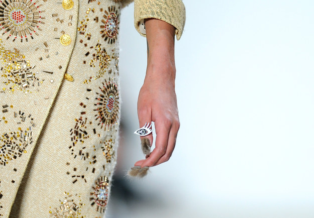 Bizarr körömtrend hódít: 2016-ban jönnek a szőrös manikűrök