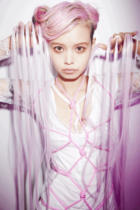 Bizarr körömtrend hódít: 2016-ban jönnek a szőrös manikűrök