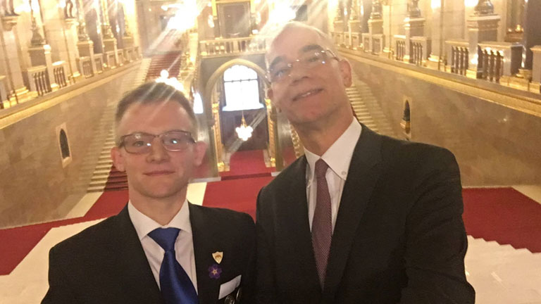 Balog Zoltán emberi erőforrás miniszter február 19-én fogadta a diákolimpikonokat a parlamentben, és készített pár szelfit velük