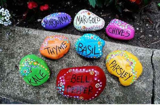 Csináld magad: dekoráld színesre festett kövekkel, kavicsokkal a fűszerkertet