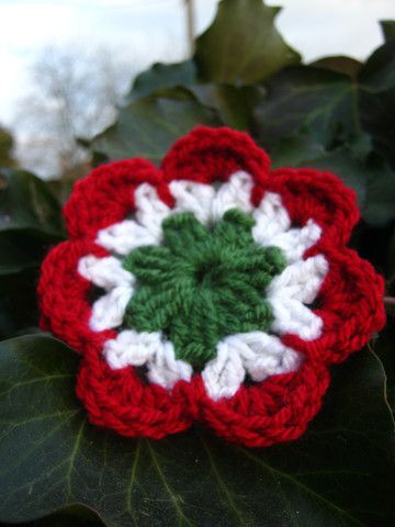 Akik tudnak horgolni, azok készíthetnek március 15 közeledtével egy egyszerű virágmintát nemzeti színekben.