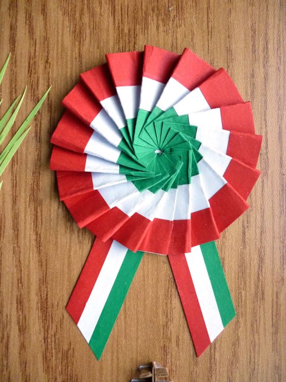 Az osztálytermekből sem hiányozhat ez a jelkép, az iskolások együtt készíthetnek hasonló falidíszt papírból.