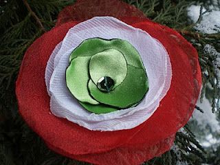 Piros, fehér, zöld organza, kerekre vágva és középen összefogva, és kész is a díszes kokárda.