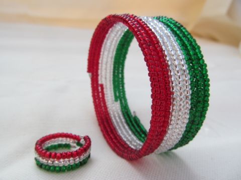 Aki nem elégszik meg egy egyszerű brossal, az készítsem karkötőt!