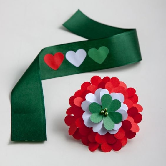 Elég pepecs munka lehet egy ilyen kokárda elkészítése papírból, de a kép alapján megéri, hiszen roppant mutatós.